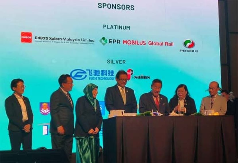 砂教育、创新与人才发展部部长拿督斯里罗伦沙加代（右三）替砂总理阿邦佐哈里为“绿色交通创新峰会”主持开幕礼时摄。