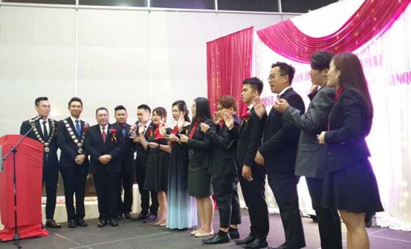 在古晋南市市长拿督黄鸿圣（左三）、大马国际青商会会长李庚哲（左二）、砂拉越区会长张鸿泉（左四）及古晋国际青年商会会长蔡健琛（左一）的见证下，古晋国际青年商会理事宣誓就职。