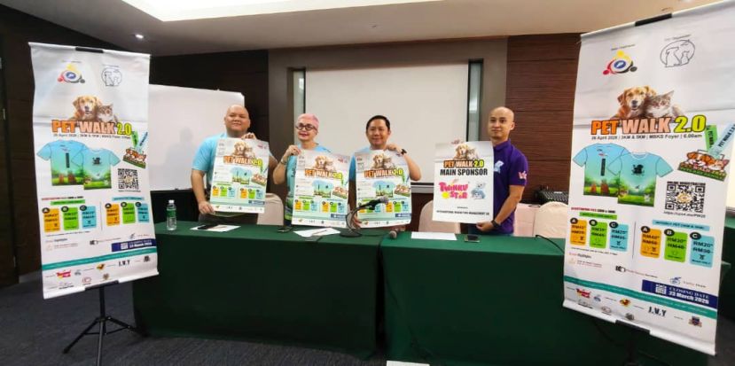 左起为古晋社区前进协会理事陈志平、砂防止虐待动物协会主席黄多娜、古晋社区前进协会主席兼宠物行2.0筹委会主席余国雄及主要赞助商International Marketing Management Sdn Bhd董事经理符芳中。