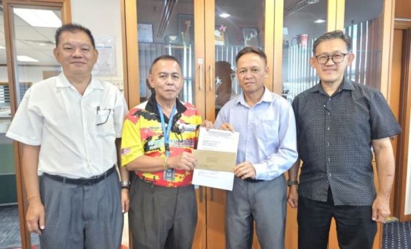 甲必丹林传政（左2）移交中秋庆典活动设社险柜台邀请函予社险砂局长陈邦正。右为顾问薛华东及筹委陈中兴（左）。