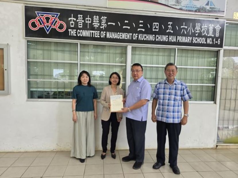 罗子贤教授委托谭律师（左2）移交捐款给古晋中华小学校董会主席拿督蔡文铎律师。右1为校董会秘书长张光福、左1为校董会财政罗绍凤。