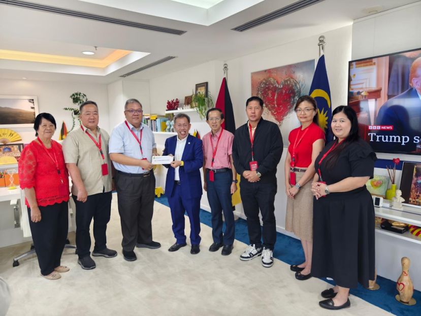 本会会长兼筹委会主席拿督黄国辉移交邀请函于主宾拿督阿玛沈桂贤医生。