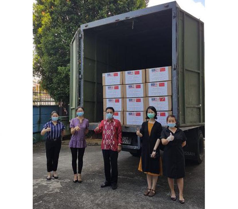 在中国驻古晋总领馆的安排下，第四批医疗援助物资运抵古晋。中为程广中总领事。