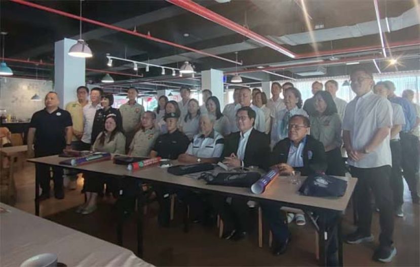 在社区交流活动与罪案防范意识走访活动上的合影。右二起为甲必丹杨国宗、浮罗岸警局局长吴政峰、马来西亚防范罪案基金会高级副主席拿督斯里阿尤耶谷以及筹委会社区交流活动主席兼古晋南市市议员黄笃荣等。