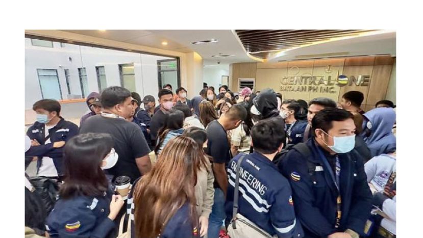 菲律宾执法人员突击涉嫌诈骗中心的公司。