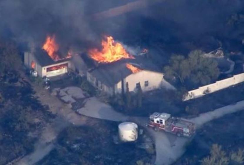 民居遭山火波及。