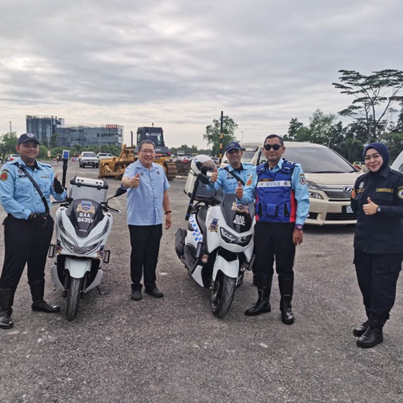 古晋南市市长拿督黄鸿圣与南市市政局交通执法人员合照。