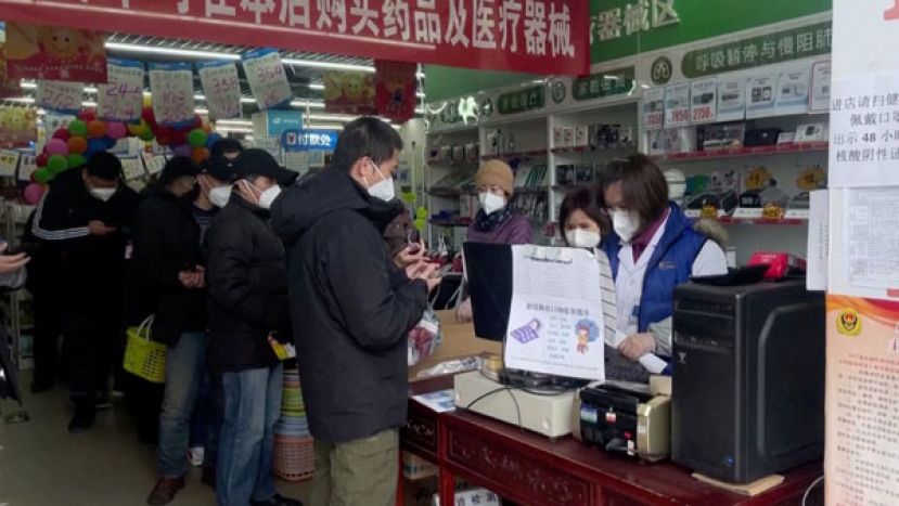 北京药房和诊所外，排满人潮。