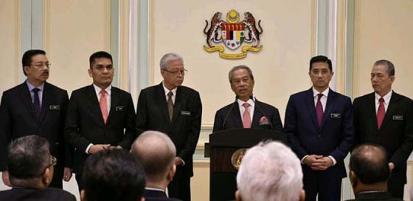 首相丹斯里慕尤丁(右3)在内阁会议后，在4名高级部长陪同下召开新闻发布会。右起为工程部长法迪拉、国际贸易与工业部长阿兹敏；左起政府首席秘书、教育部长莫哈末拉兹和国防部长依斯迈。