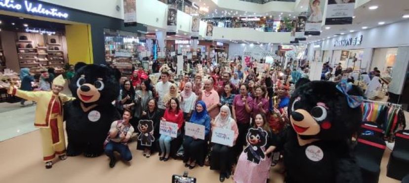 旅游局副总监（策划）拿汀拉菲达依德里斯（前排右三）在推展礼结束后和出席者拍张合影留念。