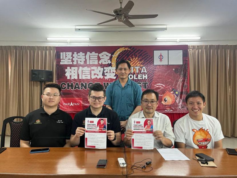 古晋区国会议员俞利文（前排左二）与实旦宾区国会议员张健仁（前排右二）设高等教育助学金。