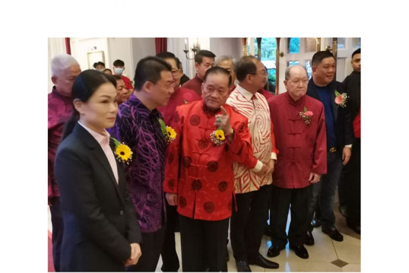 联邦部长倪可敏（左二）、副议长刘强燕（左一）、拿督斯里李析龙（右一）及拿督斯里陈际来（右二）抵步时，受到总会长拿督斯里刘为强太平局绅（中）的热烈迎接。