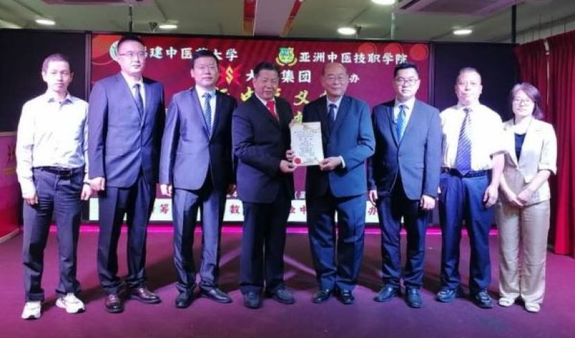 江宗兴（左4）赠奖状予&ldquo;国际中医义诊&rdquo;开幕主宾拿督刘义华；左起为福建中医药大学专家游世晶、刘俊宁、领队朱龙；右起是纪峰、毛忠清，江邦忠。