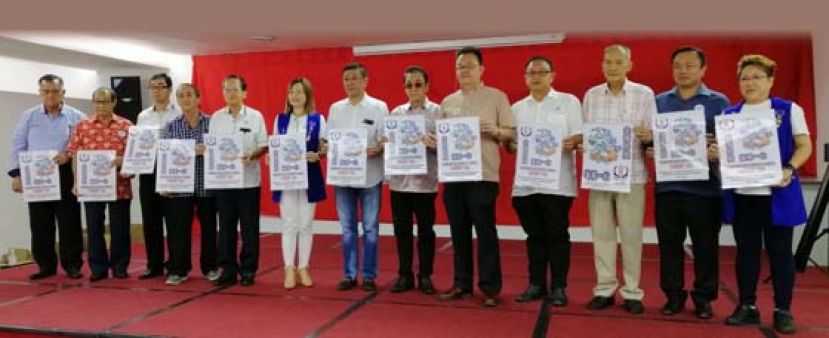 众晋汉连省华总理事手持《全城防疫，猫城一心》宣传海报，呼吁民众提高醒觉意识，一同抗疫，左起为晋汉连省津贴华小董联会理事吴瑞梁、副财政甲必丹彭裕华、理事陈伟勤、副财政蔡明新、联络谢维光、妇女组主任张慧娇、会长拿督黄良杰、执行顾问黄张金发、晋汉连省华小董联会署理会长田松茂、晋汉连省津贴华小董联会副会长官有盛、副会长本曼查高伟宁、副秘书长陈国璋及活动筹委会主席朱缮霖。