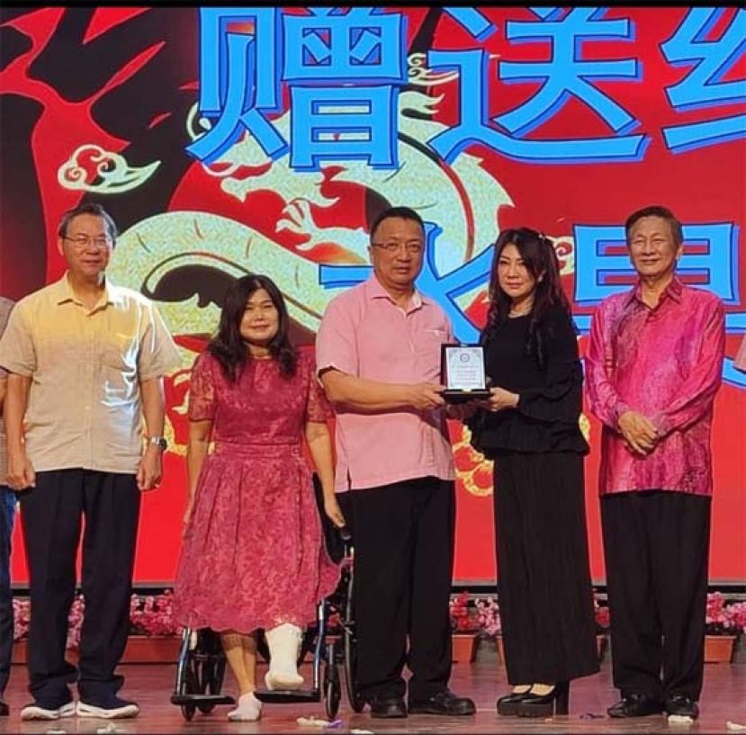 古晋中华小学校董会主席拿督蔡文铎（左三）移交纪念品赞助人翁悦兰时摄。右一为古晋中华小学校董会永久名誉主席拿督王长福；左为二小副主席张光福。
