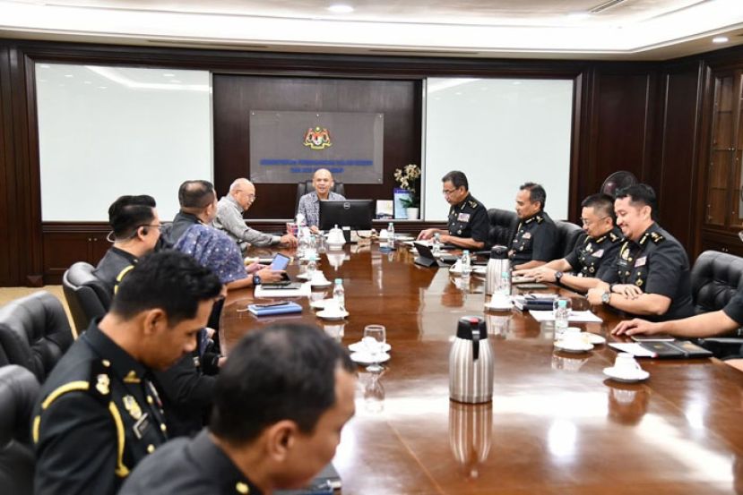 阿米占主持内贸部执法组会议。