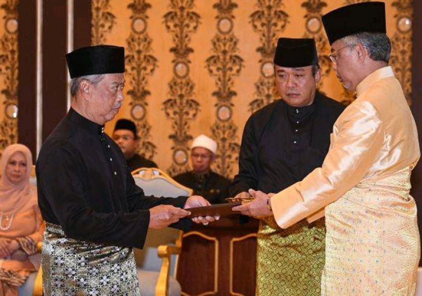 丹斯里慕尤丁从国家元首苏丹阿都拉陛下手中接过委任状。