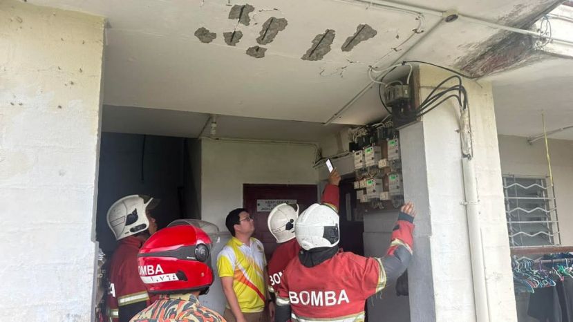 人联党古晋支部青年团团长黄笃荣与浮罗岸消拯局的消防员们一起前往案发现场视察。