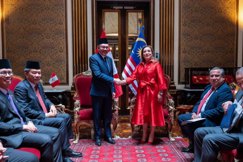 出访秘鲁的安华今日在政府宫与迪娜进行双边会谈。