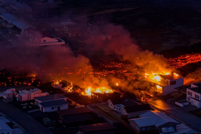 冰岛火山爆发，岩浆流进当地渔村格林达维克。