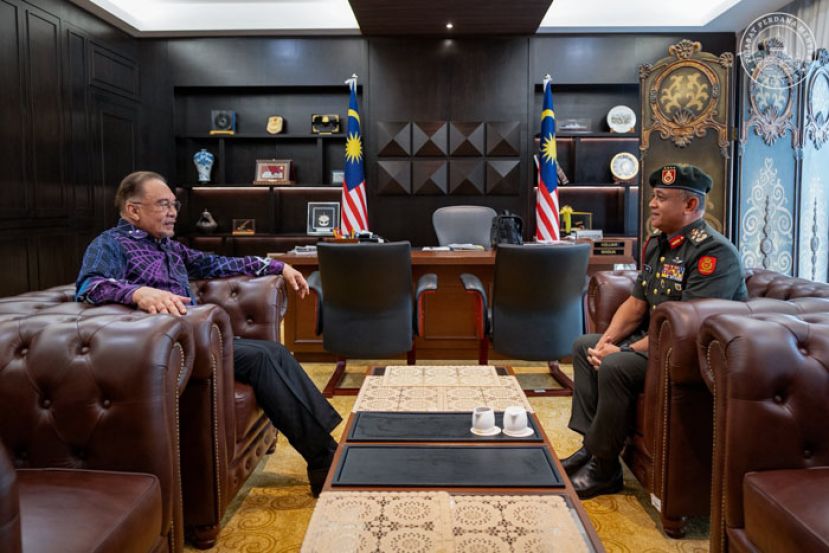 首相安华与新任陆军司令阿兹汉上将交谈。