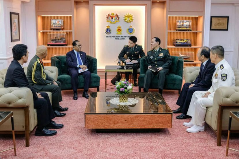 国防部长卡立诺丁接待到访的中国中央军委委员刘振立上将。