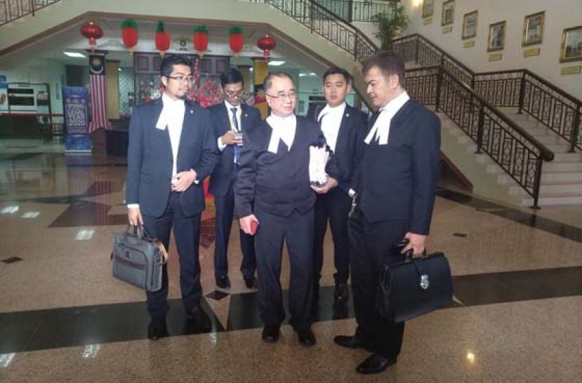 砂政府的律政司团队步离法庭时摄。