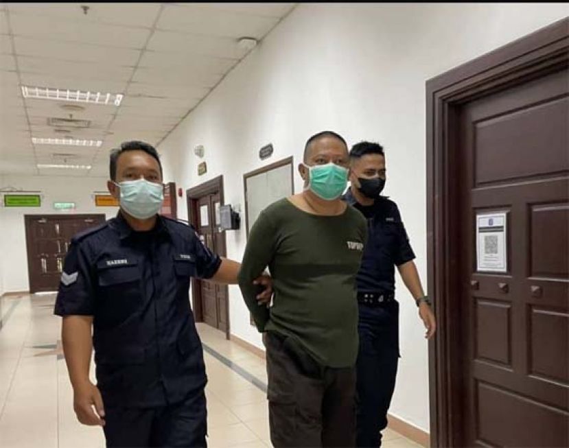 被告面对判决后离开法庭时摄。