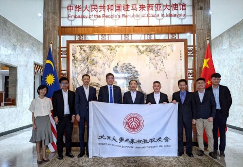 中国驻马大使欧阳玉靖（左五）与北京大学马来西亚校友会理事合影。