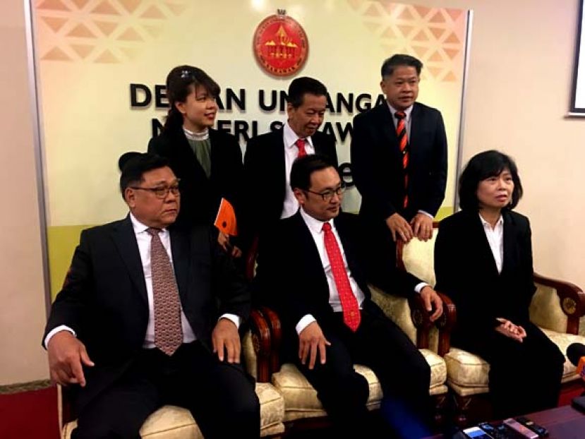 行动党州议员召开新闻发布会时摄。