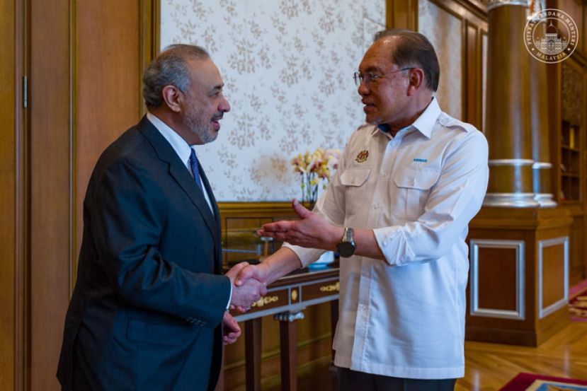 首相安华（右）接见阿曼国家天然气公司主席阿都拉苏莱曼。