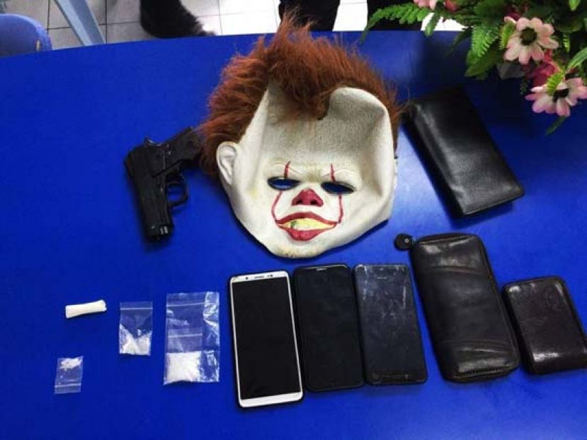 警方在车厢起获小丑面具、仿真手枪及毒品等。
