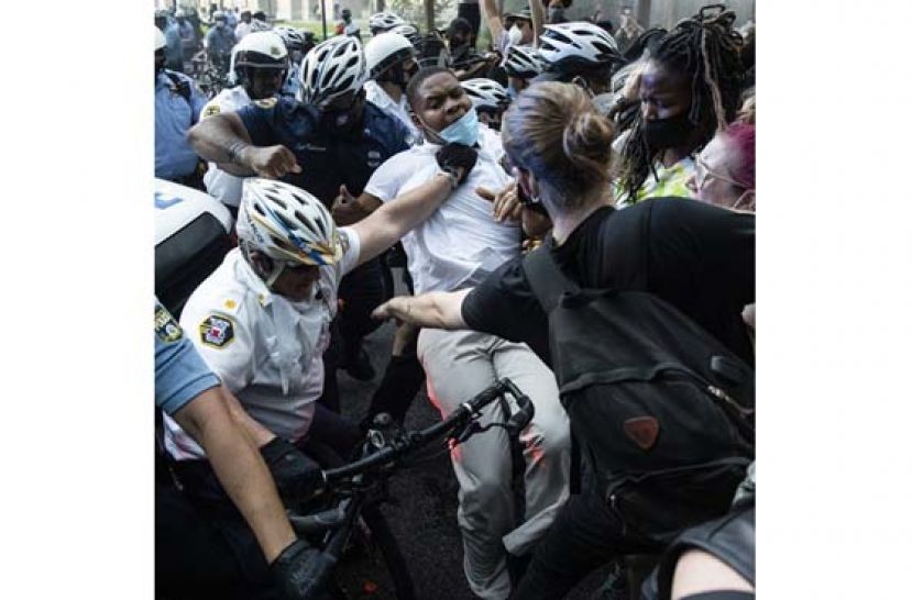 根据“华盛顿邮”报统计，从2015年以来，全美各地累计约有5460人被警察开枪打死。