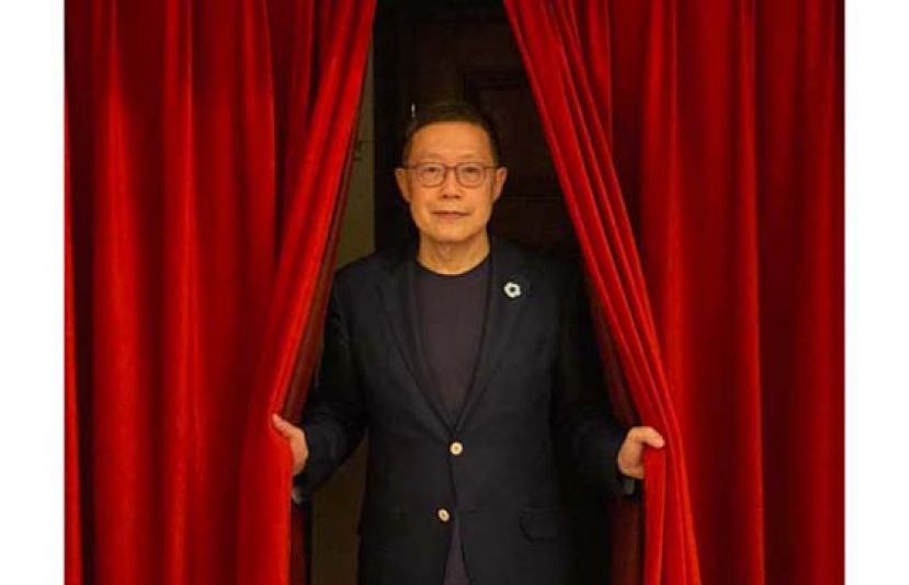 利雅博两三岁便被父母薰陶成为影迷，也从事电影业四十多年。已过退休之龄仍然对电影不离不弃，还当上香港国际电影节协会总监。