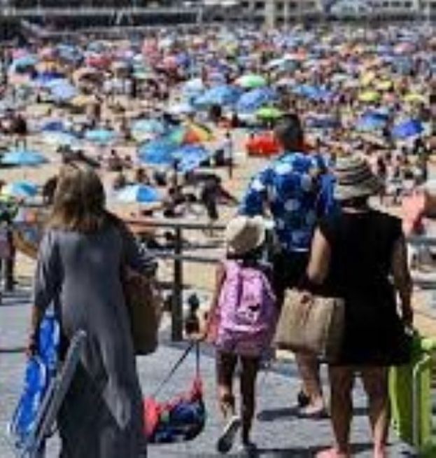 西班牙巴斯克地区的海滩人潮汹涌。