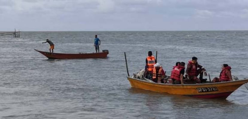 由各拯救单位与村民组成的搜寻队伍展开河面搜索。