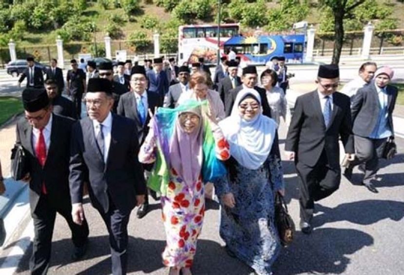 拿督斯里安华与旺阿兹莎率领公正党国会议员浩浩荡荡步向国家王宫。