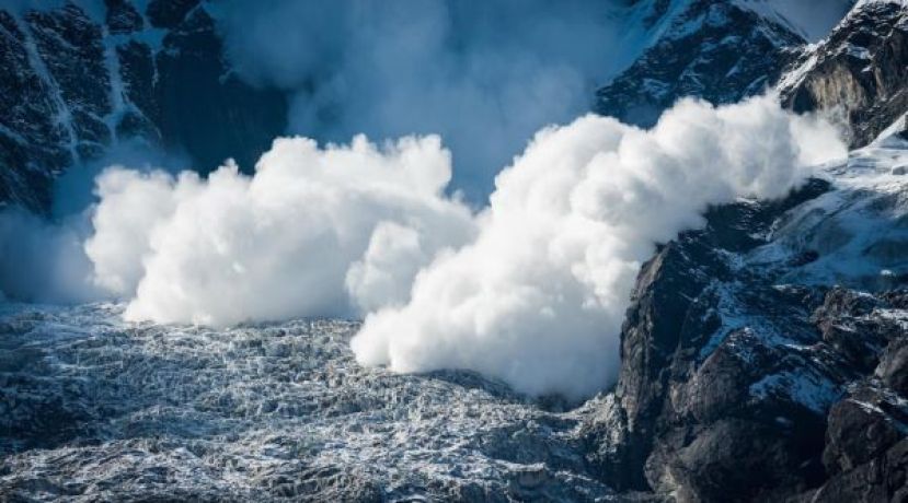 尼泊尔亚隆里峰雪崩，至少7人遇难。