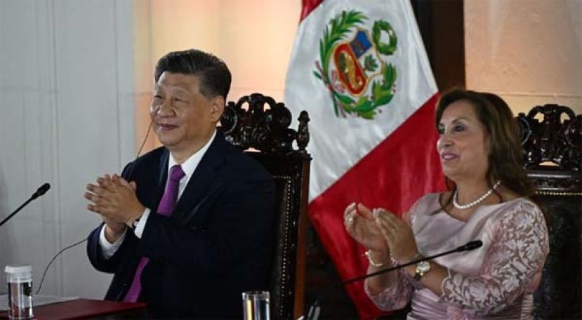 中国国家主席习近平（左）和秘鲁总统博鲁阿尔特（右）在秘鲁首都以北78公里的小镇钱凯举行的钱凯&ldquo;巨型港口&rdquo;虚拟落成典礼上鼓掌。