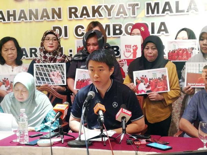 图：如楼国会议员孙伟瑄（中）发文告，指有一名被扣留在监狱的青年到医院进行腹部手术。