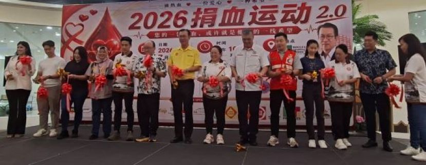 主宾叶耀星（左七）和主办方以及合作方等一起为活动主持剪彩，以示开幕时影。
