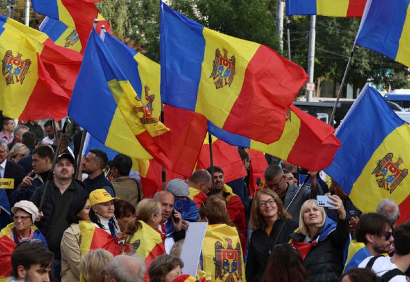 大选之前，执政党支持者在首都街头游行。