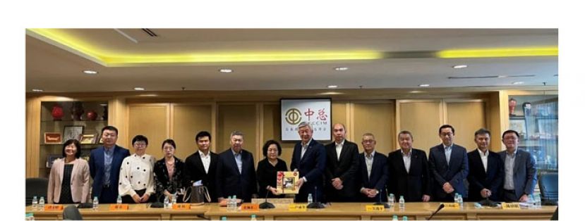 中总会长卢成全（左8）赠送纪念品予张佩东，左起是浦文琼、段文韬、郑乐、姚祎、锺秉宏及郑生金，右起是李兴裕、蔡文洲、孔令龙、陈镇明、吕海庭及吴逸平。