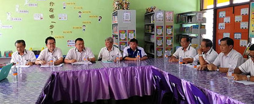 晋汉连省华小董联会访问团与实文然中华公学董教职员进行交流时摄。