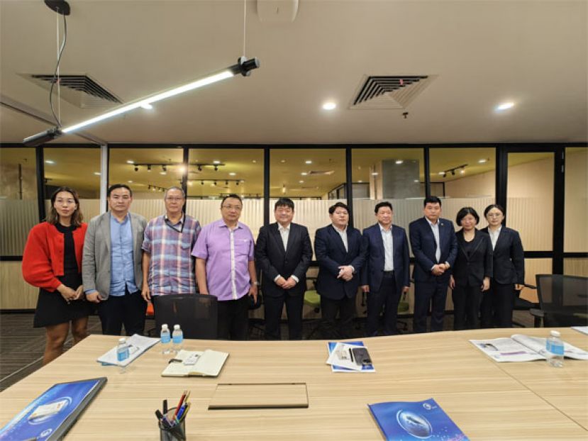 会后与执行长Timothy Ong（右5）合影。
