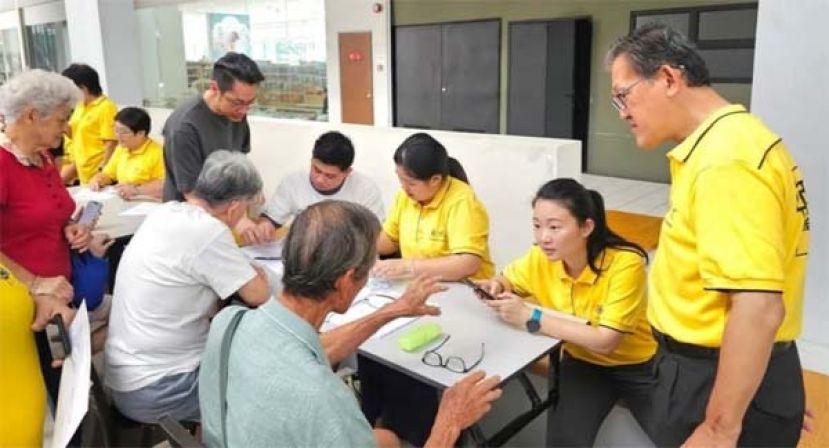 薛华东（右）领导的东哥团队长期积极在峇都林当区为民服务。