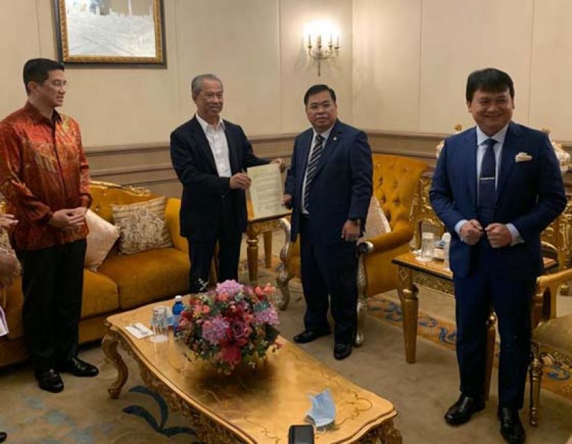朱加慕扬（右2)向丹斯里慕尤丁（左2)呈上示忠文件。左1为阿兹敏阿里和阿里比祖（右1）