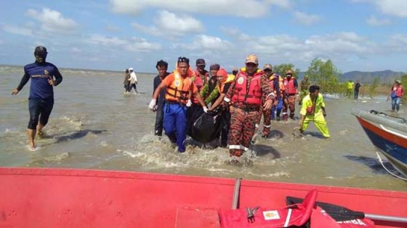 死者遗体从海滩运往消防局临时基地。