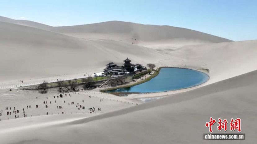 航拍敦煌鸣沙山月牙泉景区。
