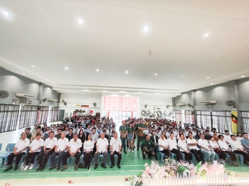 全体获奖学生与古晋福建公会理事大合照。